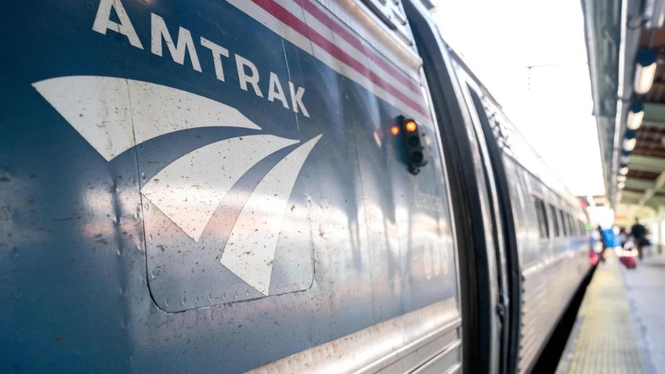 El descarrilamiento se produce un día después de que otro tren operado por Amtrak chocara con un vehículo de pasajeros