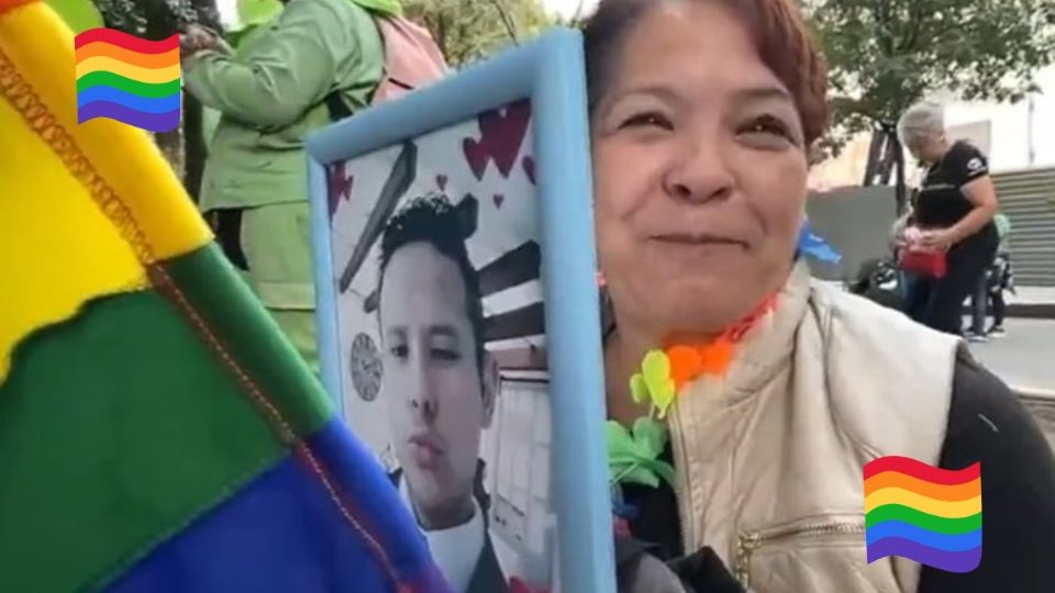 Madre lleva las cenizas de su hijo a la Marcha del Orgullo. FOTO: Especial