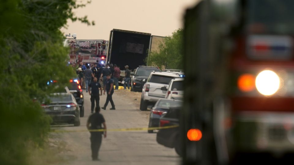 Encuentran más de 40 migrantes muertos dentro de la caja de un tráiler (Foto: AP)