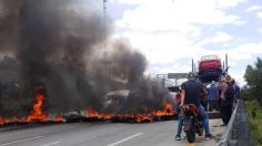 Con quema de llantas, manifestantes bloquean la México-Querétaro | VIDEO