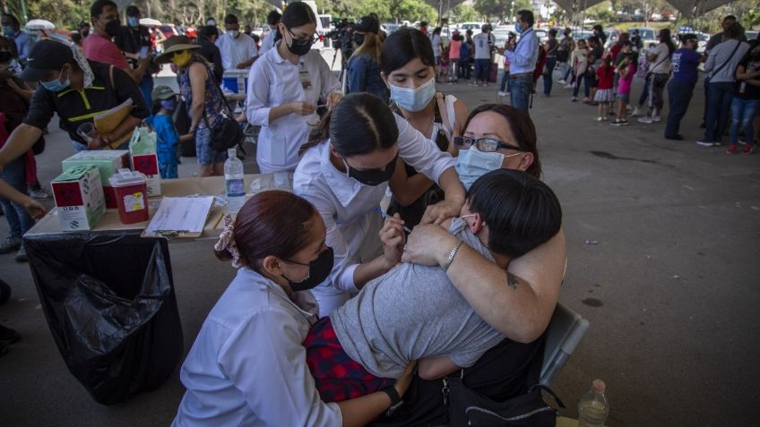 Niños de otros estados llegan a Puebla para recibir vacuna contra Covid-19