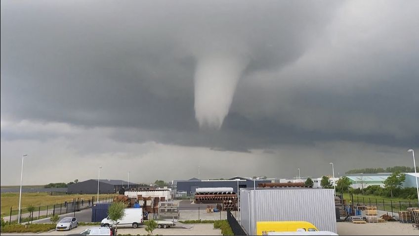 Momento exacto en el que se forma fuerte tornado que dejó una persona muerta y siete heridas | VIDEO VIRAL