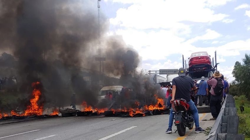 Con quema de llantas, manifestantes bloquean la México-Querétaro | VIDEO