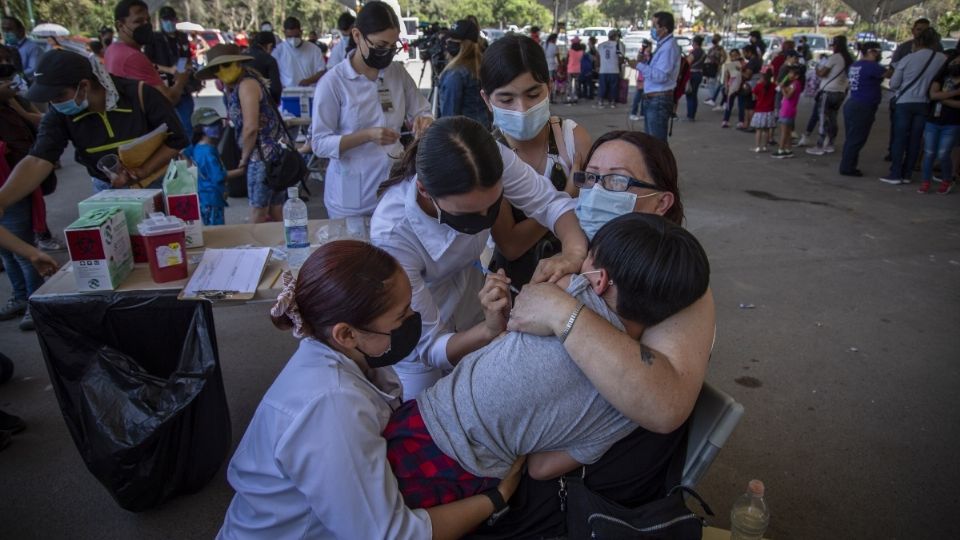 En el primer día de vacunación hubo grandes filas y escenas de llanto, ante el temor de algunos menores a las inyecciones