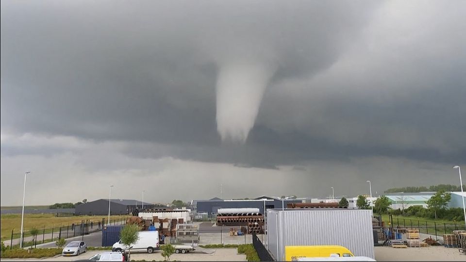 La perturbación atmosférica hizo volar tejados de cuatro casas y provocó el derrumbe de la fachada de una de ellas.