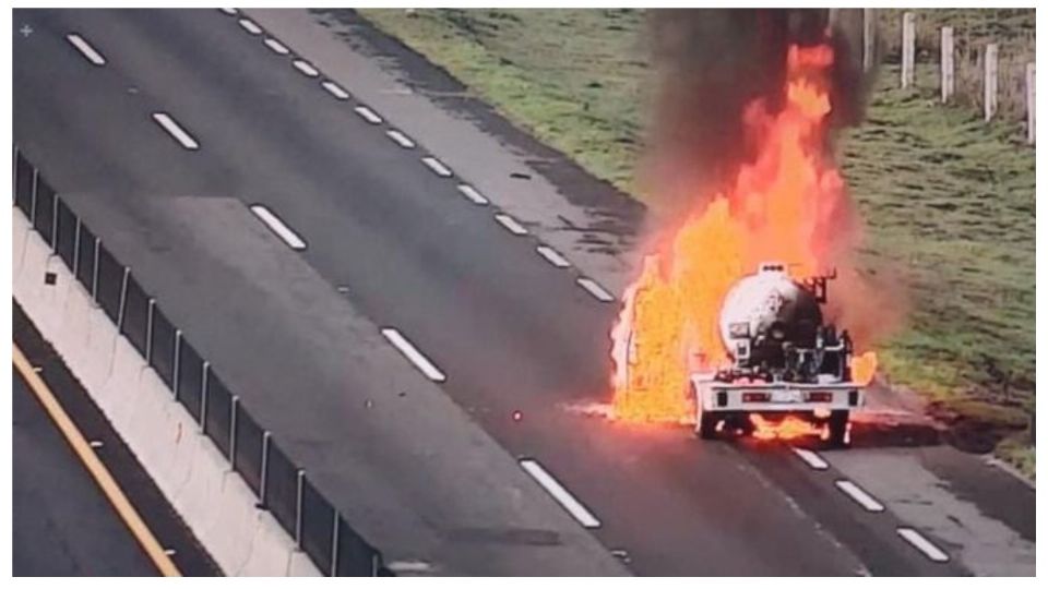 Una pipa de gas LP se incendia en el Circuito Exterior Mexiquense.