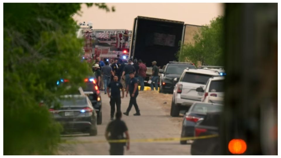 Policías de Texas custodian el camión abandonado sobre la carretera.