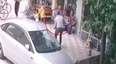 El impactante video del momento en que un hombre salva sin querer a una bebé que cayó del balcón