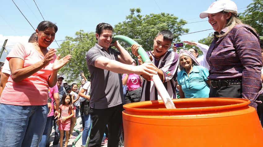 Samuel García lleva agua a colonias del Sur de Monterrey