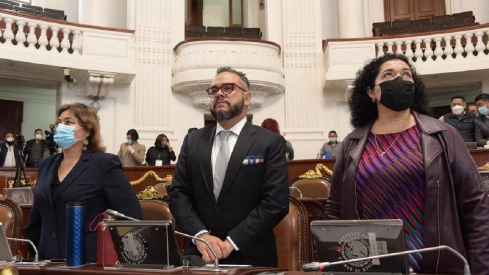 Los diputados guardaron un minuto de silencio antes de iniciar la sesión