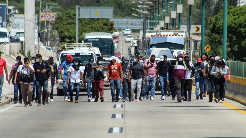 Marchan egresados de Ayotzinapa sobre la Autopista del Sol