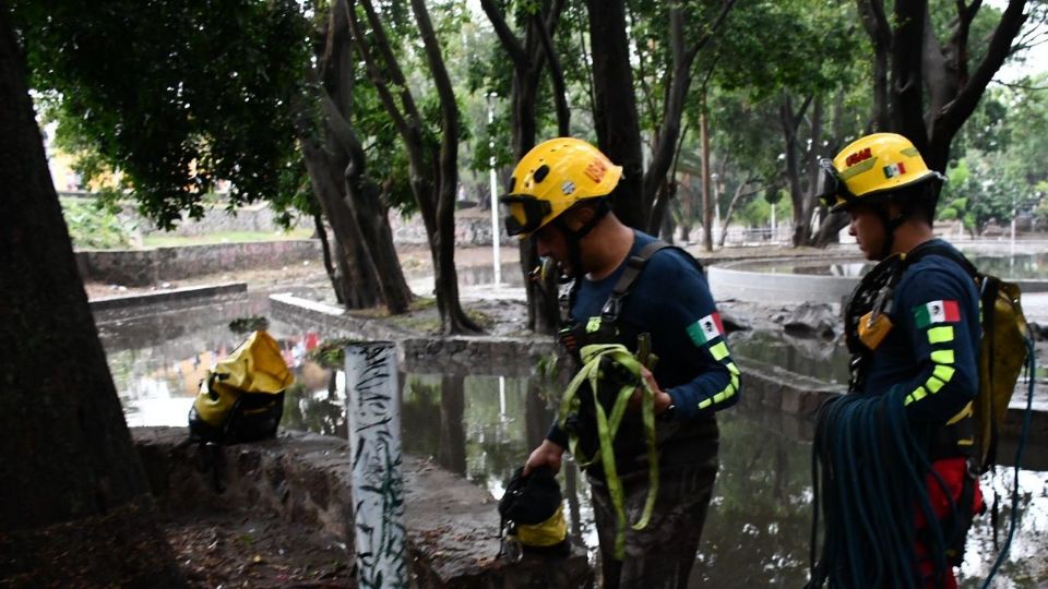 Bomberos y Protección Civil de Guadalajara llegaron al rescate. Adriana Luna