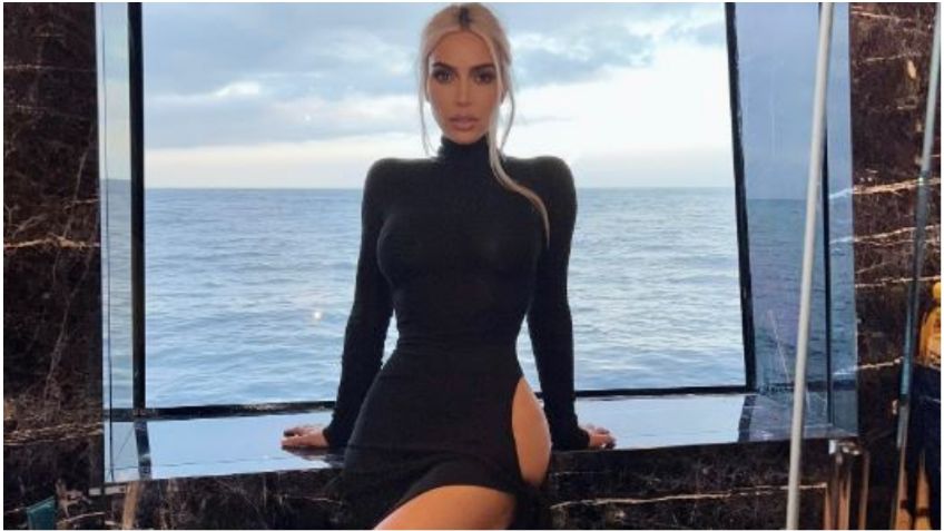 Kim Kardashian deleita a sus seguidores con FOTO en vestido de transparencias que revela su silueta