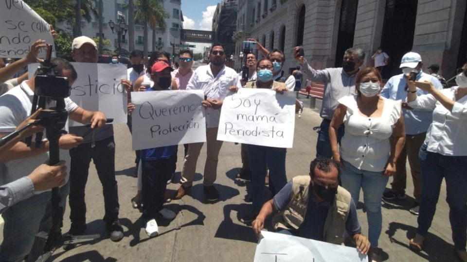 Periodistas bloquearon una arteria principal.