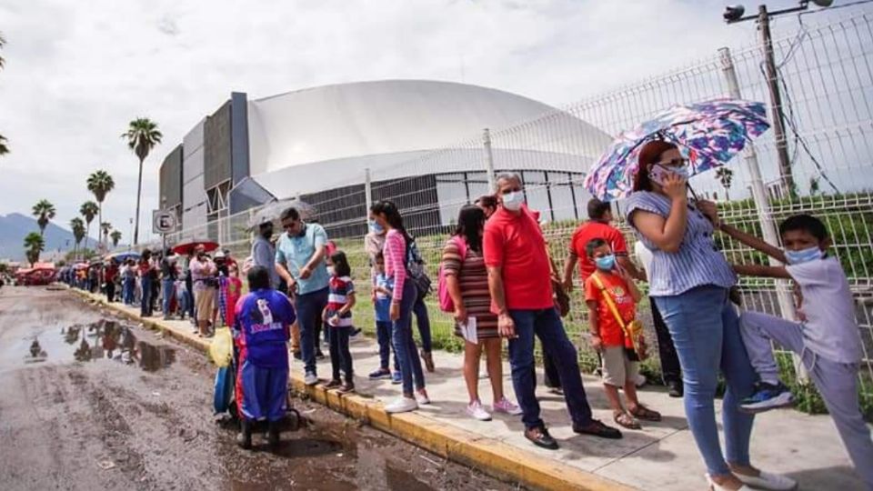 Fila para vacunarse contra el Covid-19.