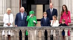 Reina Isabel II cierra festejo desde el balcón del Palacio de Buckingham