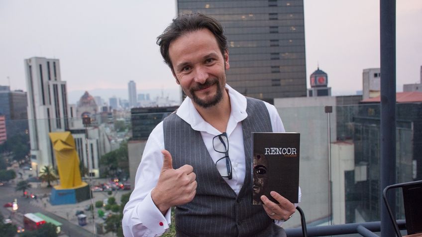 Rodrigo Cachero estrena su primera novela "Rencor" con suspenso y venganza del pasado