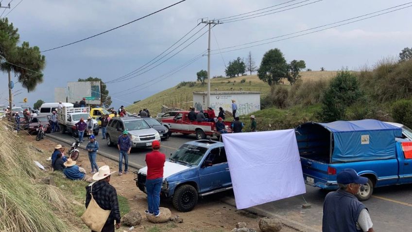 Pobladores de Tlahuica bloquean carreteras en Edomex; exigen frenar la tala de árboles