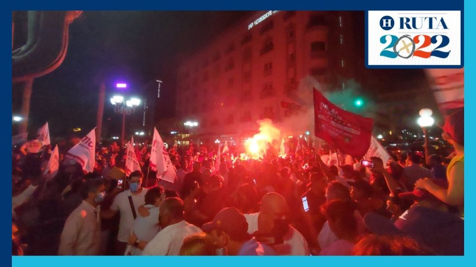 Al grito de ¡sí se pudo! los simpatizantes de la Cuarta Transformación celebraron en la Plaza de Armas