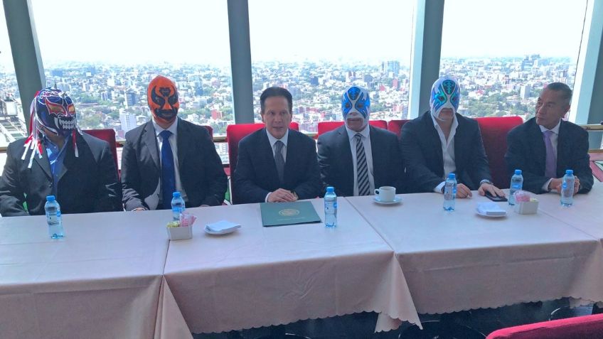 Senado entrega reconocimientos a estrellas del CMLL