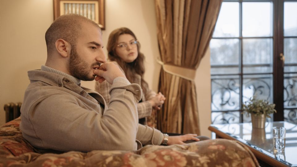 Una joven pidió consejos para lidiar con el hecho de que su novio no tiene amigos, ¿lo debe hacer parte de todos sus planes?