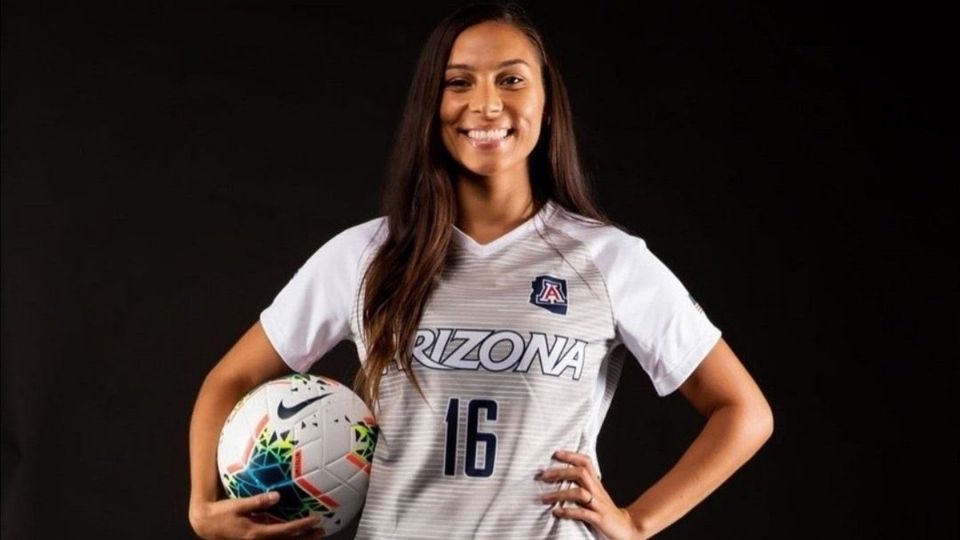 Sabrina Enciso, jugadora de la Universidad de Arizona, llegaría a reforzar la defensa del América Femenil