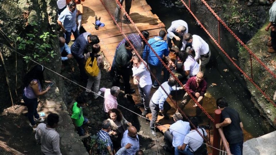 Por este salto el puente no resistió el peso de las personas, lo que generó que colapsara