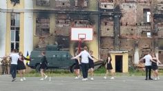 La emotiva foto de una ucraniana graduada sobre su escuela en ruinas y su último vals en medio de la guerra