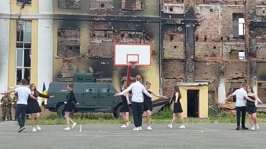 La emotiva foto de una ucraniana graduada sobre su escuela en ruinas y su último vals en medio de la guerra