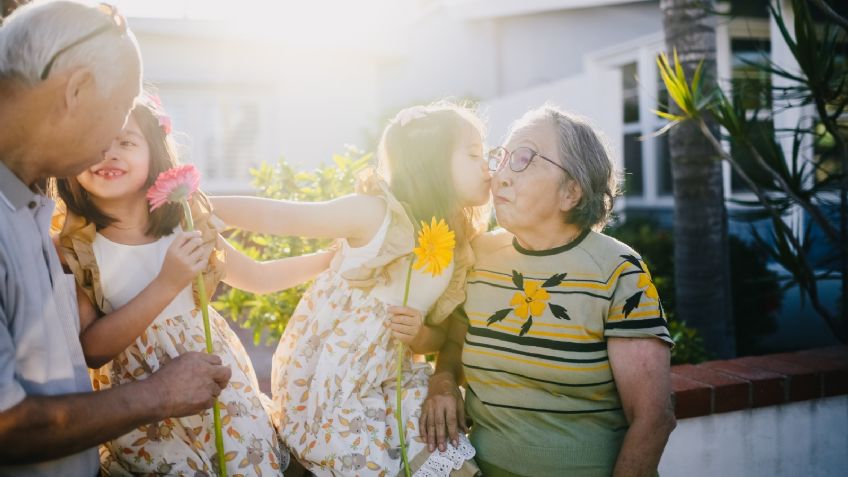 ¿Tus hijos no quieren saludar de beso a los familiares? Esto es lo que debes de saber