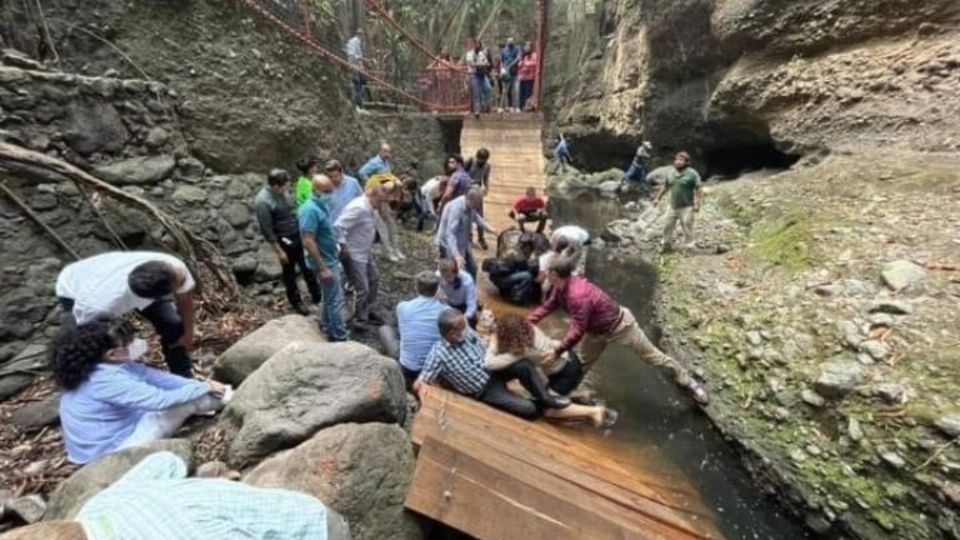 El puente colapsó cuando por él cruzaban el alcalde de Cuernavaca, José Luis Urióstegui y su esposa.