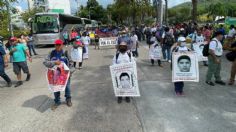 Protestan padres y madres de los 43 normalista en Palacio de Gobierno de Guerrero