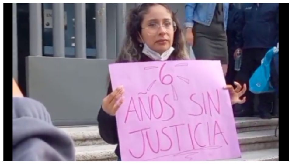 Yanelli protesta en la Fiscalía de Puebla.