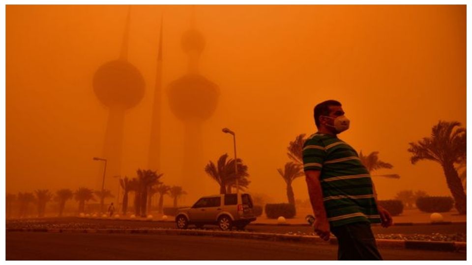 Un hombre camina durante una tormenta de polvo.