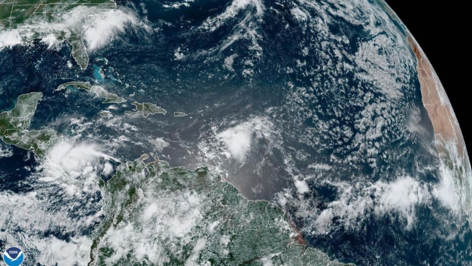 'Bonnie' seguirá fortaleciéndose en las próximas horas conforme avance hacia el oeste-noroeste. FOTO: EFE/ NOAA-NHC