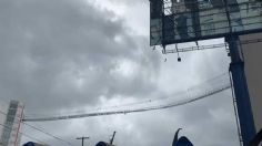 El momento exacto en que el viento rompe parte de un puente colgante en Puebla | VIDEOS