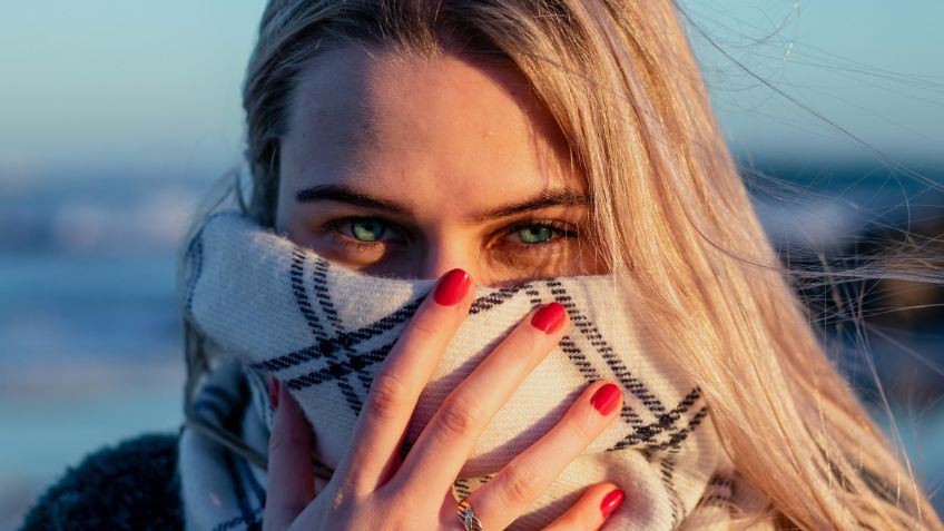 Estos son los colores de uñas que debes usar si tienes piel morena