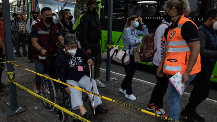 El cierre de la Línea 1 del Metro CDMX en fotos: largas filas, camiones y Sheinbaum en el lugar