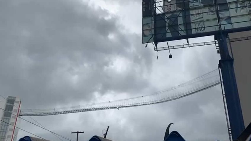 El momento exacto en que el viento rompe parte de un puente colgante en Puebla | VIDEOS