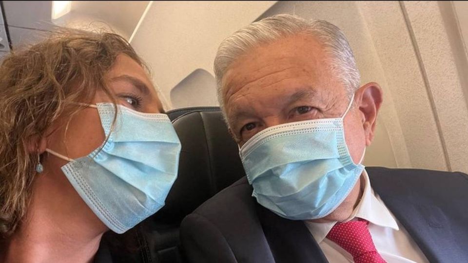 AMLO y su esposa Beatriz Gutiérrez dentro del avión rumbo a EU.