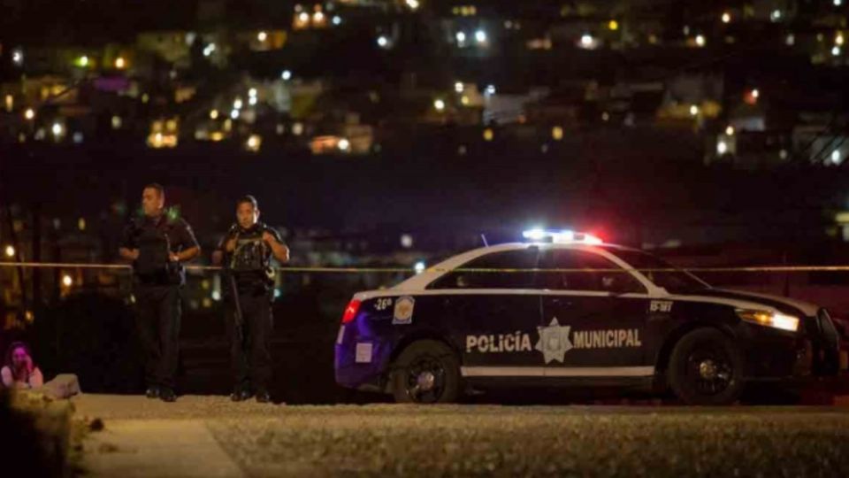 Agentes municipales acordonan una escena del crimen en Tijuana.