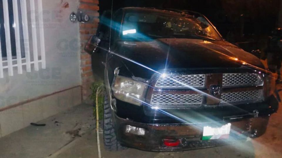 Agentes de la Guardia Nacional detectaron varias personas armadas en una camioneta Dodge tipo Ram