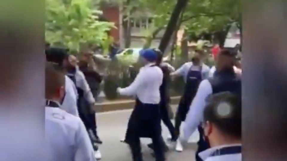 La pelea comenzó cuando la policía iba a detener al gerente.