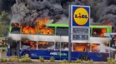 El impactante momento en que se incendia un autobús escolar en plena calle | VIDEOS