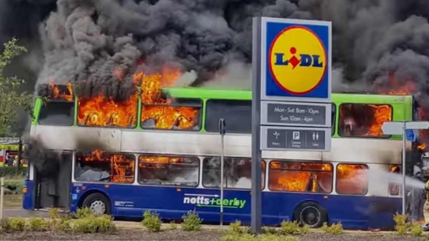 El impactante momento en que se incendia un autobús escolar en plena calle | VIDEOS