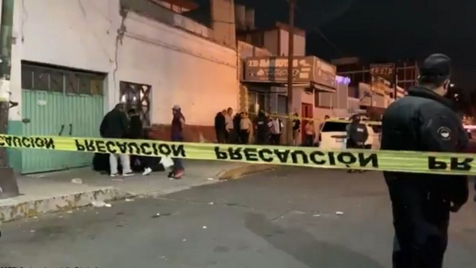 Policías de la CDMX acordonan una escena de un crimen.