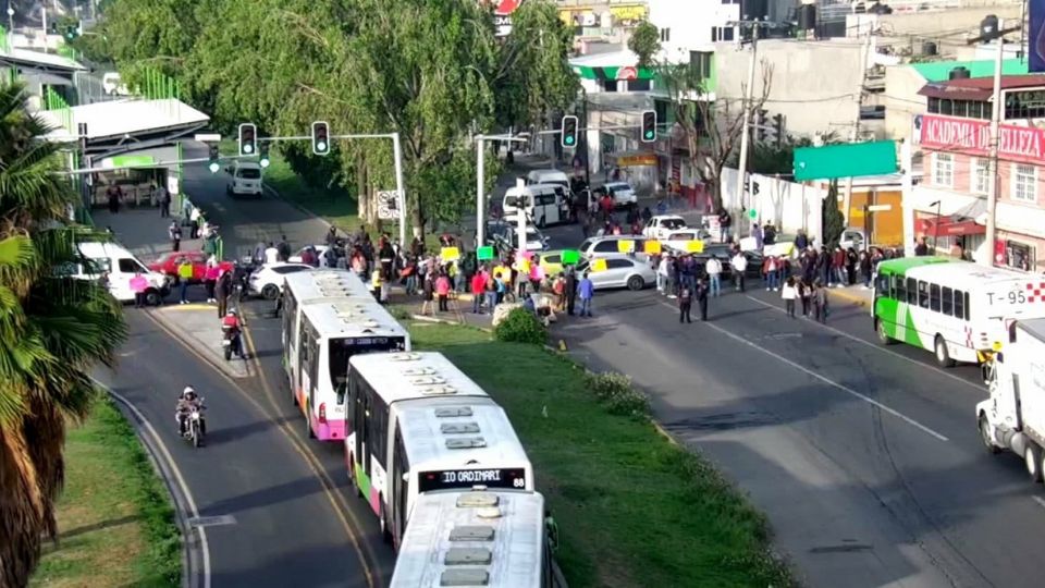 Vecinos bloquean Avenida Central por desaparición de joven.