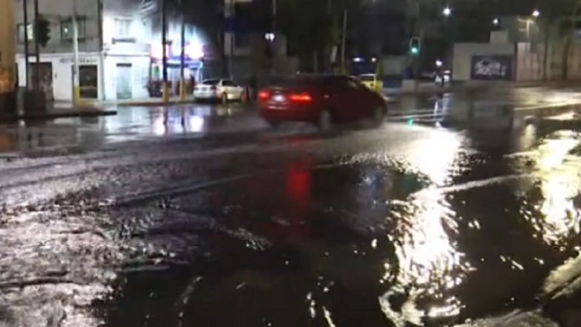 Se registra una enorme fuga de agua sobre la avenida Canal del Norte, miles de litros se desperdiciaron