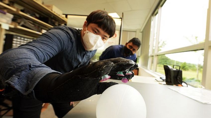 Crean guantes de pulpo para agarrar cosas debajo del agua; así funcionan