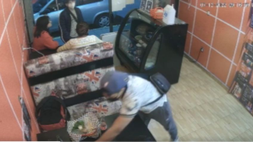 ¡Los roban en segundos! Captan violento asalto a mano armada en cafetería de Atizapan, Edomex | VIDEO